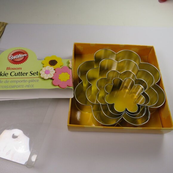 Metal (4) Flower Cookie Cutters Wilton New in Package with recipe - Picture 1 of 9